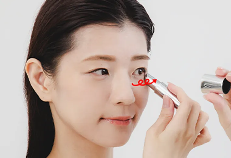 美容液やクリームを塗る