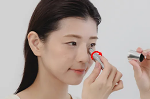 塗布した部分にセラムブースターを当てる